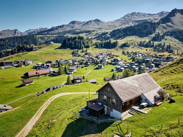 Blick auf Dorf Stoos vom Sessellift Fronalpstock
