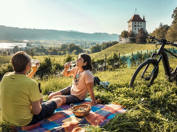Picknick vor dem Schloss Heidegg während der Route 1291.
