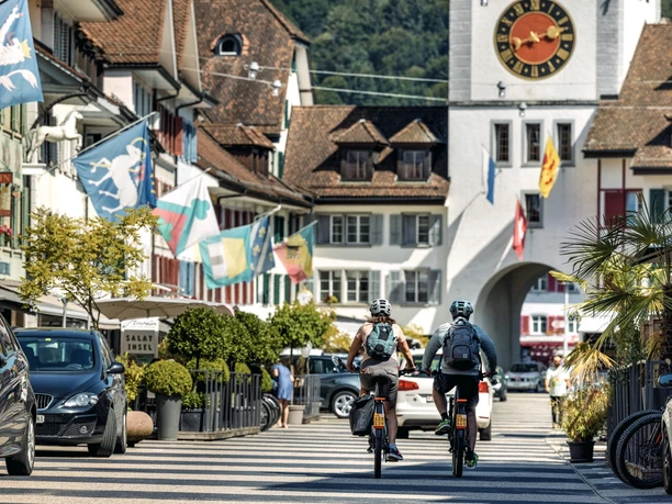 Mit dem e-Bike auf der Route 1291 durch das Städtli Willisau.