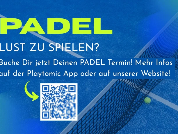 padel-tennis-bispingen.jpg Blaues Werbeplakat für Padel-Tennis mit QR-Code zur Buchung vor einem Padel-Platz.