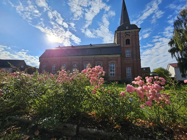 Kirche, von der Boule-Bahn aus fotografiert M.Witt.jpg