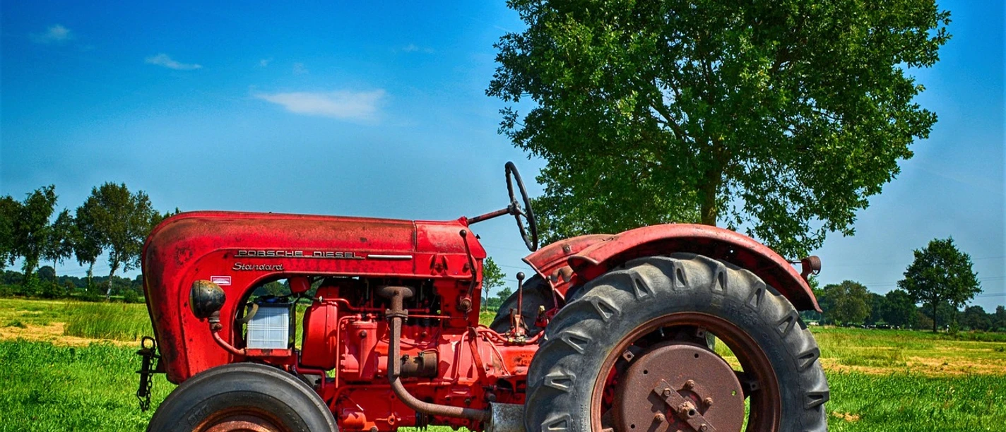 Oldtimer-Trecker | Beispielbild Alter Trecker auf einer Straße