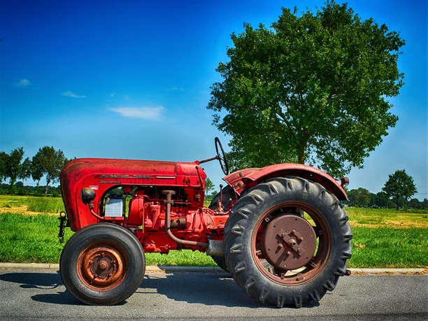 Oldtimer-Trecker | Beispielbild Alter Trecker auf einer Straße
