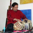 Arup Sen Gupta_ Hindustani Classical Music (c) Atelier 21_Arup Sen Gupta.jpg Ein Mann spielt sitzend auf einem indischen Instrument.