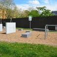 Fitness-Parcours mit Betonblöcken und Metallstangen auf Rindenmulch in Salzgitter.