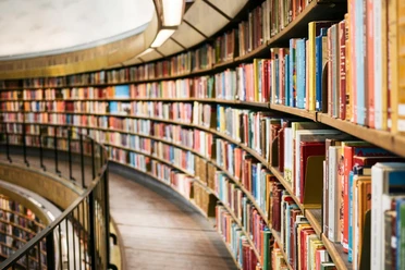 Bibliothek Bücherei Buch StaBi langes Bücherregal