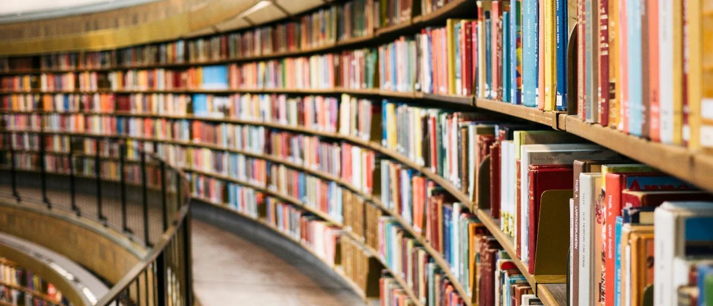 Bibliothek Bücherei Buch StaBi langes Bücherregal