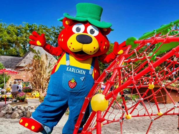 karlchen.jpg Maskottchen Karlchen winkt am roten Klettergerüst im Karls Erlebnis-Dorf Bispingen.