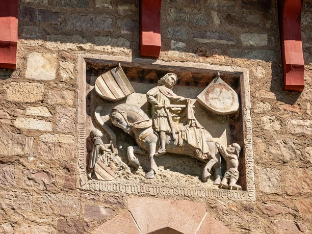 Fritzlar Rathaus St Martin Relief Z8R_2868 (MR) 4zu3 StadtmarketingFritzlar_CC-BY-SA.jpg Auf dem Foto ist das Martinsrelief an der Südseite des Fritzlarer Rathauses zu sehen.
