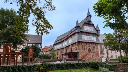 Fritzlar Rathaus_2021 (B) 16-9 StadtmarketingFritzlar_CC-BY-SA.jpeg Auf dem Foto ist das älteste Amtshaus Deutschlands zu sehen, das noch heute als Rathaus der 1300-jährigen Dom- und Kaiserstadt Fritzlar dient.