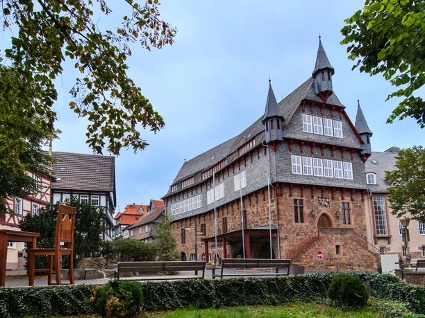 Fritzlar Rathaus_2021 (B) 16-9 StadtmarketingFritzlar_CC-BY-SA.jpeg Auf dem Foto ist das älteste Amtshaus Deutschlands zu sehen, das noch heute als Rathaus der 1300-jährigen Dom- und Kaiserstadt Fritzlar dient.