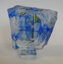 Glaskunst von Jacqueline Wehrmann in der Nische 9 in Stemwede, Gesicht versteckt in blauer Glasskulptur.jpg Skulptur aus Glas transparent mit Blautönen und einem im Glas versteckten Gesicht