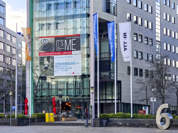Die Photographische Sammlung/SK Stiftung Kultur Glasfassade eines modernen Museumsgebäudes im Mediapark mit Bannern vor dem Eingang