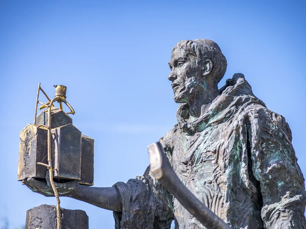Fritzlar Bonifatius 20230718-_NZ64074 (MR) StadtmarketingFritzlar_CC-BY-SA.jpg Auf dem Foto ist das Bonifatius-Denkmal zu sehen