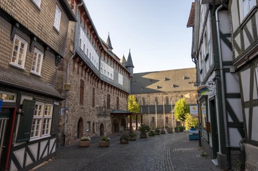 Fritzlar Hisstorische Gasse Rathaus mit Blick zum Dom 20230718-_NZ63889-HDR (MR) StadtmarketingFritzlar_CC-BY-SA.jpg Auf dem Foto ist eine historische Gasse Rathaus mit Blick zum Dom zu sehen.