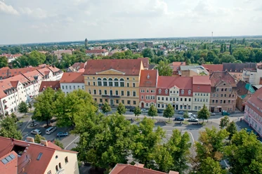 Marktplatz mit Rathaus und Bürgerhäusern