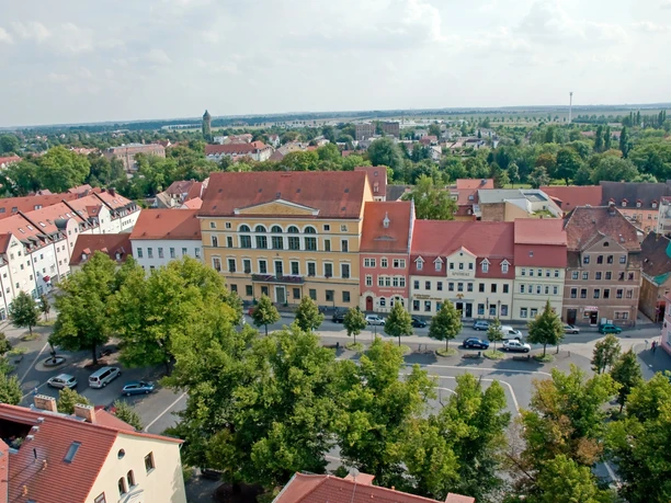 Marktplatz mit Rathaus und Bürgerhäusern