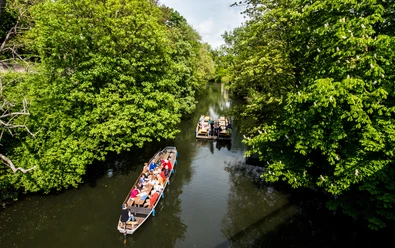 Die Okerstadt vom Wasser aus Floß-Boot.jpg