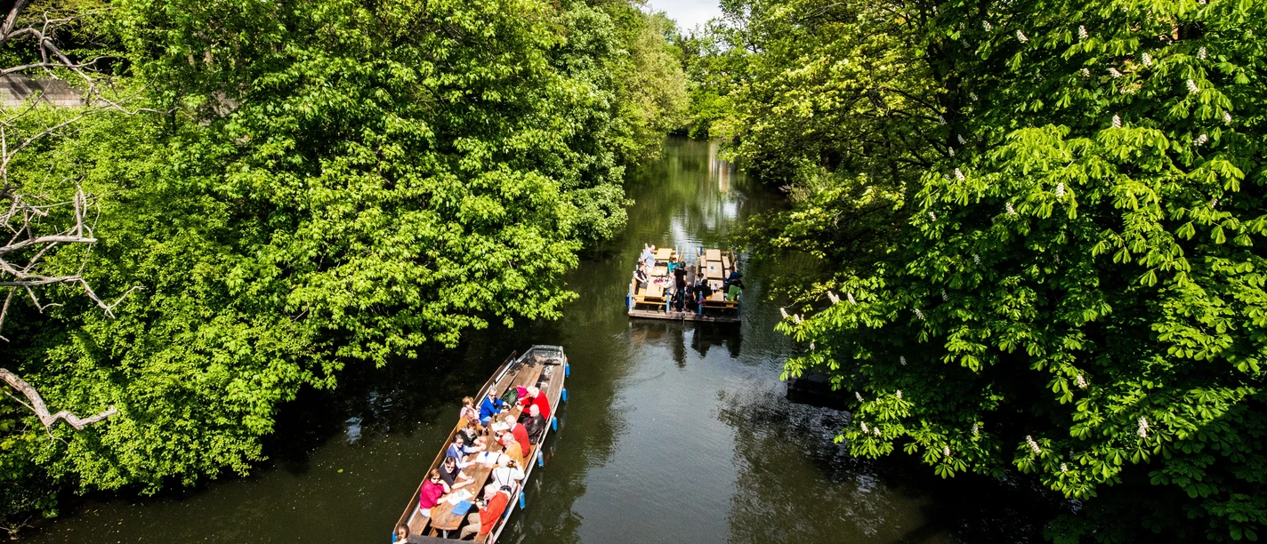 Die Okerstadt vom Wasser aus Floß-Boot.jpg