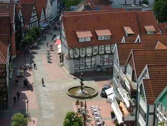 Ratskeller und Brunnen.jpg