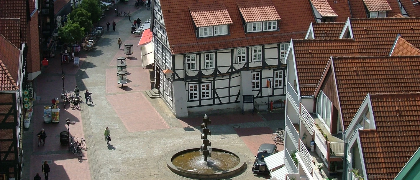 Ratskeller und Brunnen.jpg
