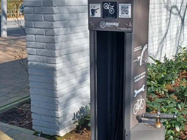 Fahrradstation SLF.jpg Fahrradstation SLF.jpg