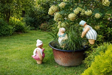 Atelier am Stemweder Berg, Badenixen im Garten der Künstlerin Judite Weitekamp.png