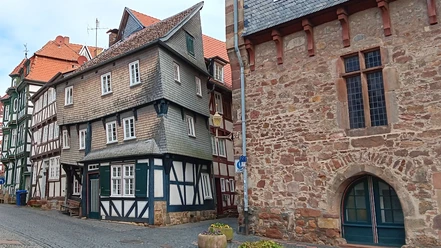Fritzlar Spitzenhäuschen 20260331_102828 (SE) 16zu9 StadtmarktingFritzlar_CC-BY-SA.jpg Auf dem Foto ist das wohl älteste Haus in Fritzlar zu sehen.