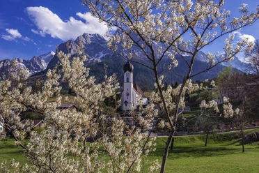 Katholische Kirche im Frühling