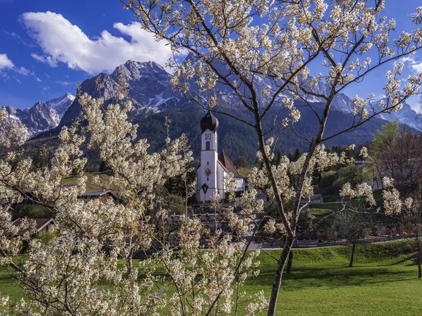 Katholische Kirche im Frühling