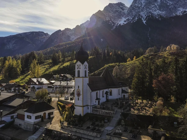 Kirche Grainau im Herbst