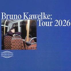 Plakat mit Tourtitel und einer Person, die allein in einem Bus auf gepolsterten Sitzen sitzt