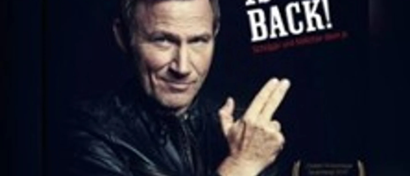 Mann im Lederjacken-Look mit Fingerpose vor dunklem Hintergrund und großem Eventtitel.
