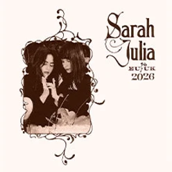 Zwei Frauen in sepiafarbenem Rahmen neben dem Schriftzug Sarah Julia 2026