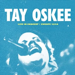 Bühnenaufnahme mit singender Person und dem Schriftzug Tay Oskee Live in Concert Europe 2020