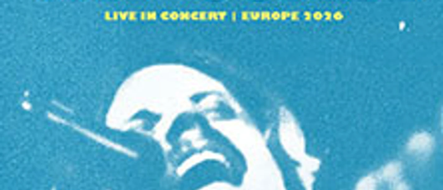 Bühnenaufnahme mit singender Person und dem Schriftzug Tay Oskee Live in Concert Europe 2020
