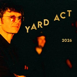 Gelbliches Bandfoto mit Person im Vordergrund und unscharfer Figur, Schriftzug Yard Act 2026