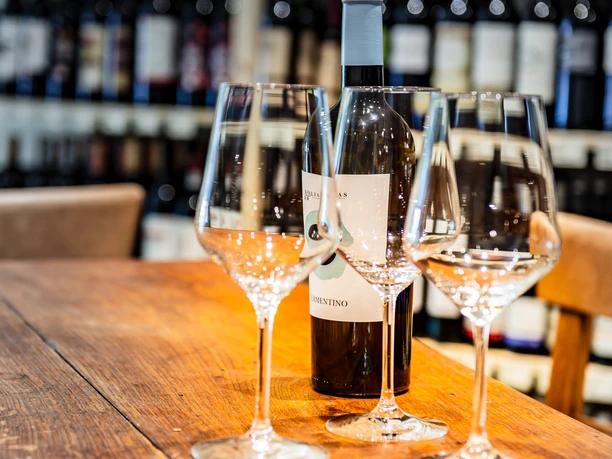 Gläser und feiner Biowein bei Unverpackt Husum