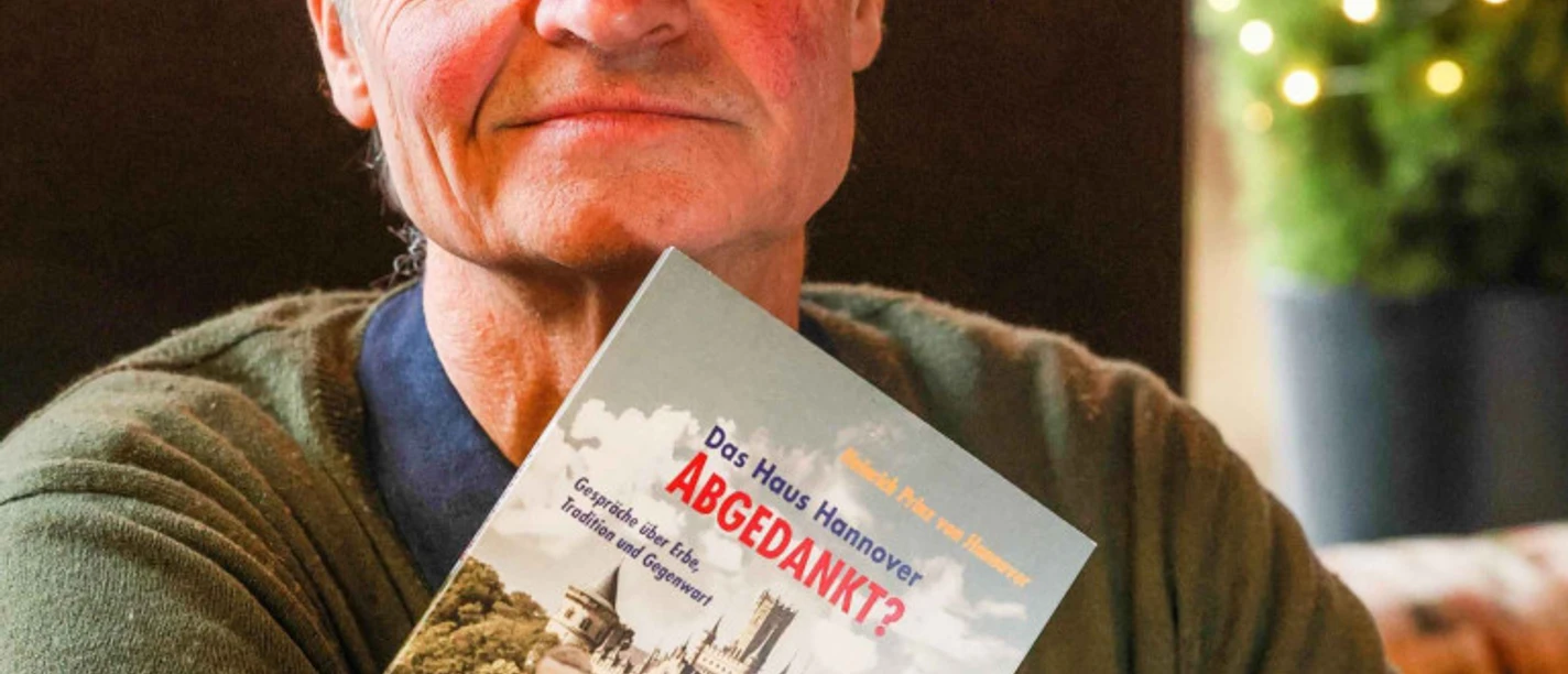 Heinrich-Abgedankt-Foto.tif Heinrich Hannover mit seinem Buch "Das Haus Hannover - Abgedankt?"