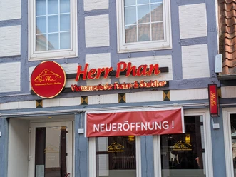 Herr Phan Fachwerkfassade des Restaurants Herr Phan mit rotem Neueröffnungsbanner.