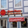 Herr Phan Fachwerkfassade des Restaurants Herr Phan mit rotem Neueröffnungsbanner.
