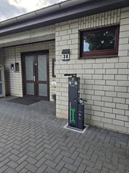 Grinau DGH.jpg Radservicestation in Grinau am Dorfgemeinschaftshaus.
