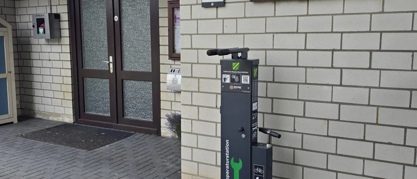 Grinau DGH.jpg Radservicestation in Grinau am Dorfgemeinschaftshaus.