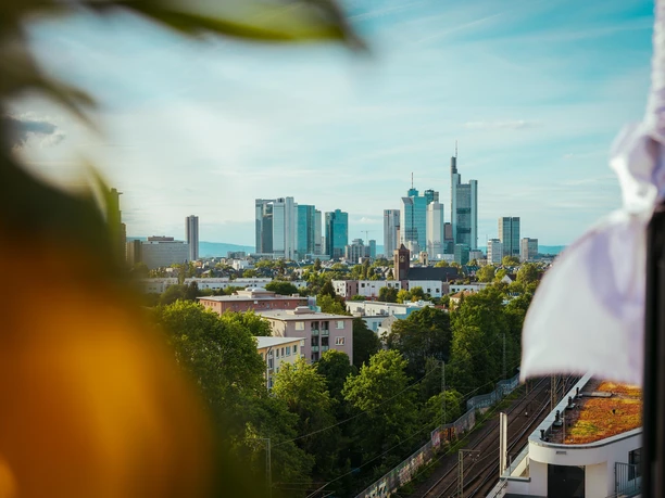 The Blasky Rooftop - Aussicht Skyline mit Hochhäusern, Bahnstrecke im Vordergrund