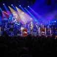 Bandfoto Konzert der Big Band der Bundeswehr auf einer blau beleuchteten Bühne vor großem Publikum.