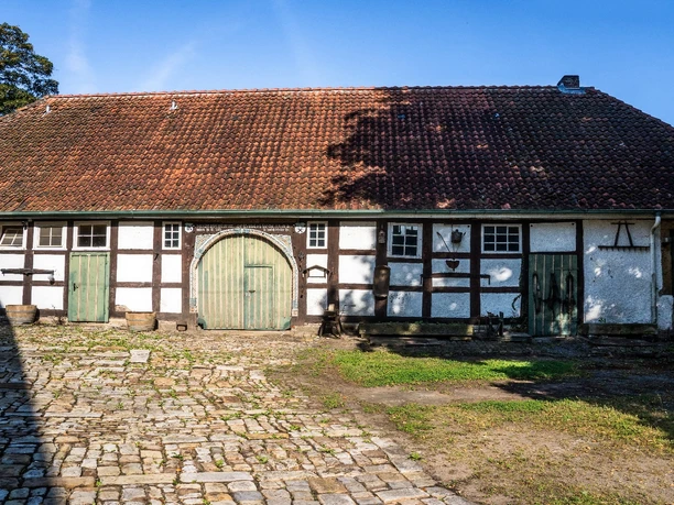 Stallgebäude am Palas