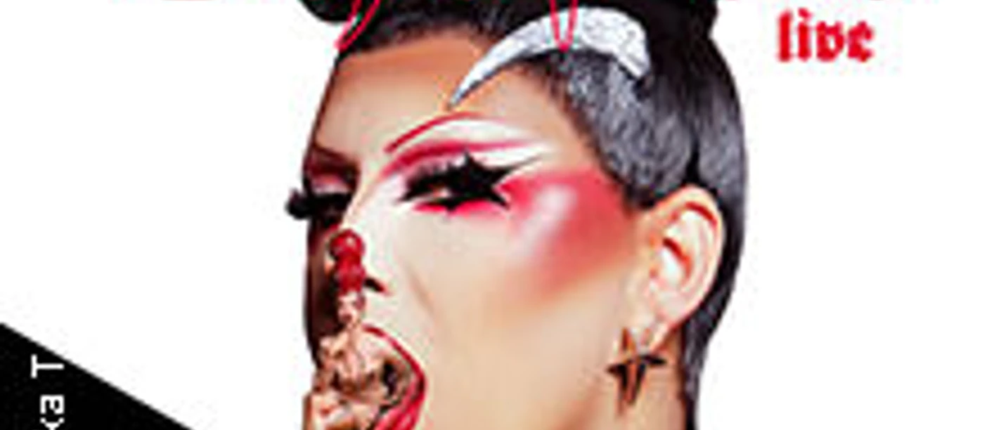 Dragfigur mit hohem Haar und Miniaturfigur im Mund vor weißem Hintergrund
