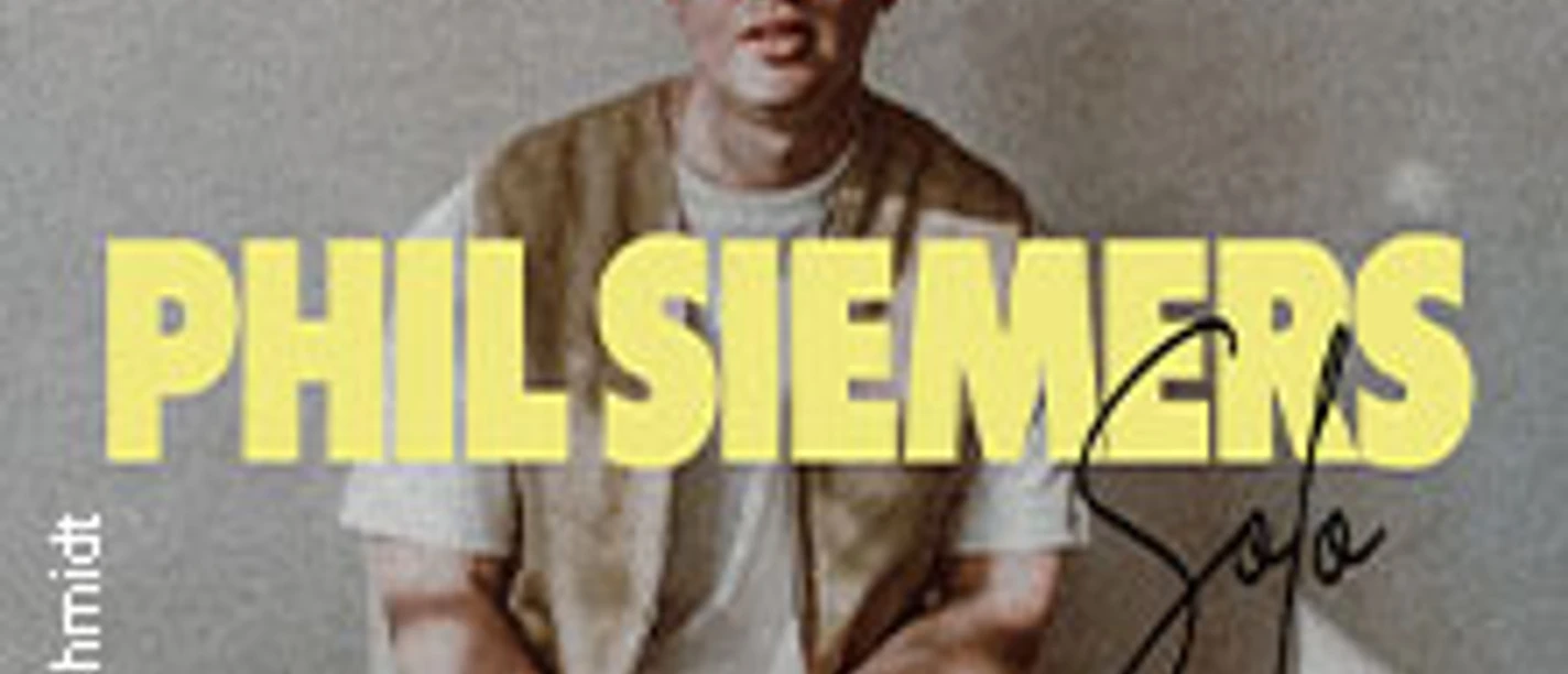 Sitzende Person vor grauem Hintergrund mit großem Schriftzug PHIL SIEMERS Solo
