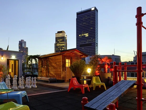 25hours Hotel The Trip - Dachterrasse Dachterrasse mit Holzhütte und Skyline in Frankfurt