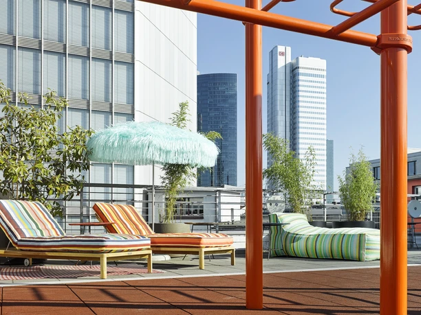 25hours Hotel The Trip - Dachterrasse Dachterrasse mit Liegen und Hochhäusern in Frankfurt